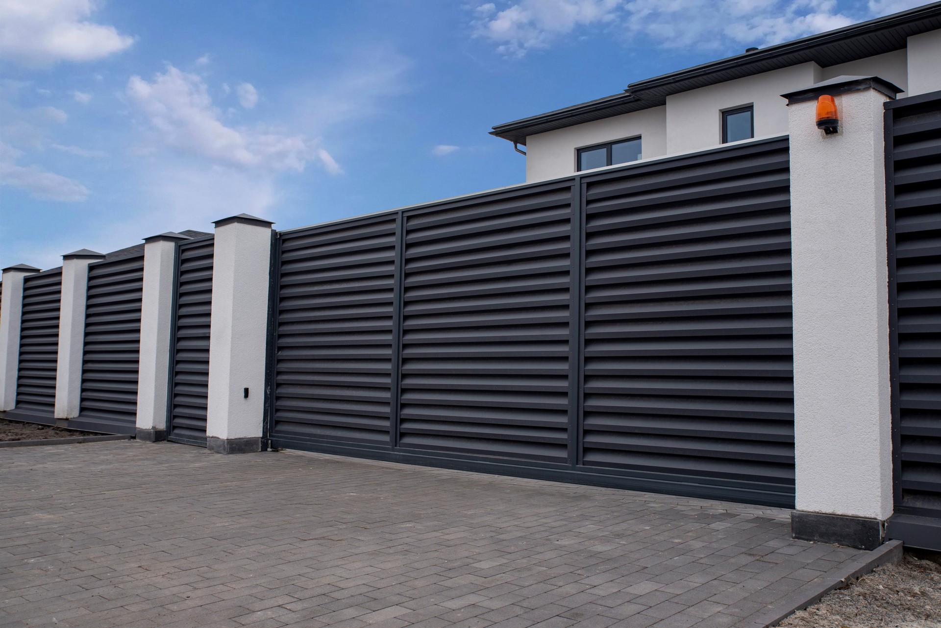 Automatic sliding gate with shutters